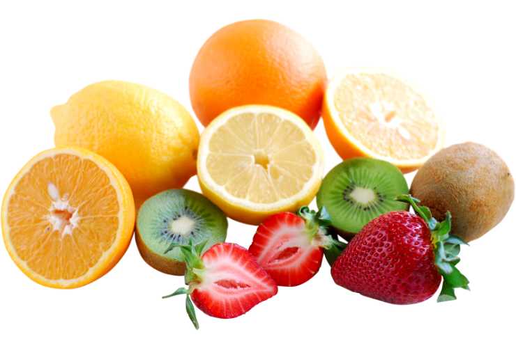 Frutta ricca di vitamina C: arancia, limone, kiwi e fragole
