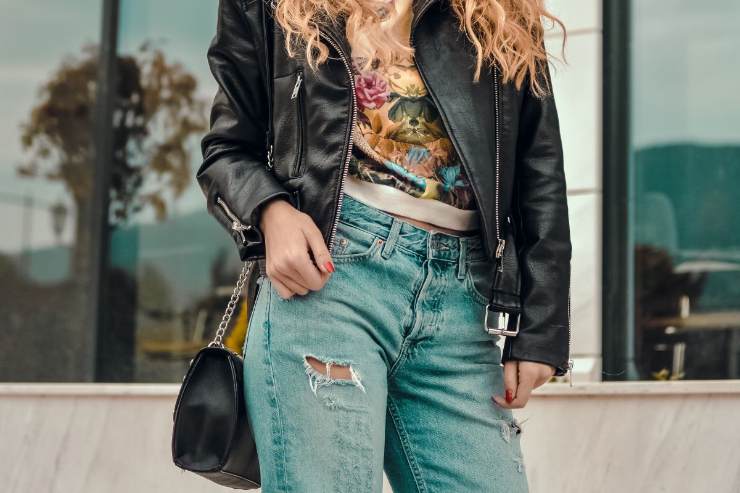 Ragazza con chiodo e jeans strappati 