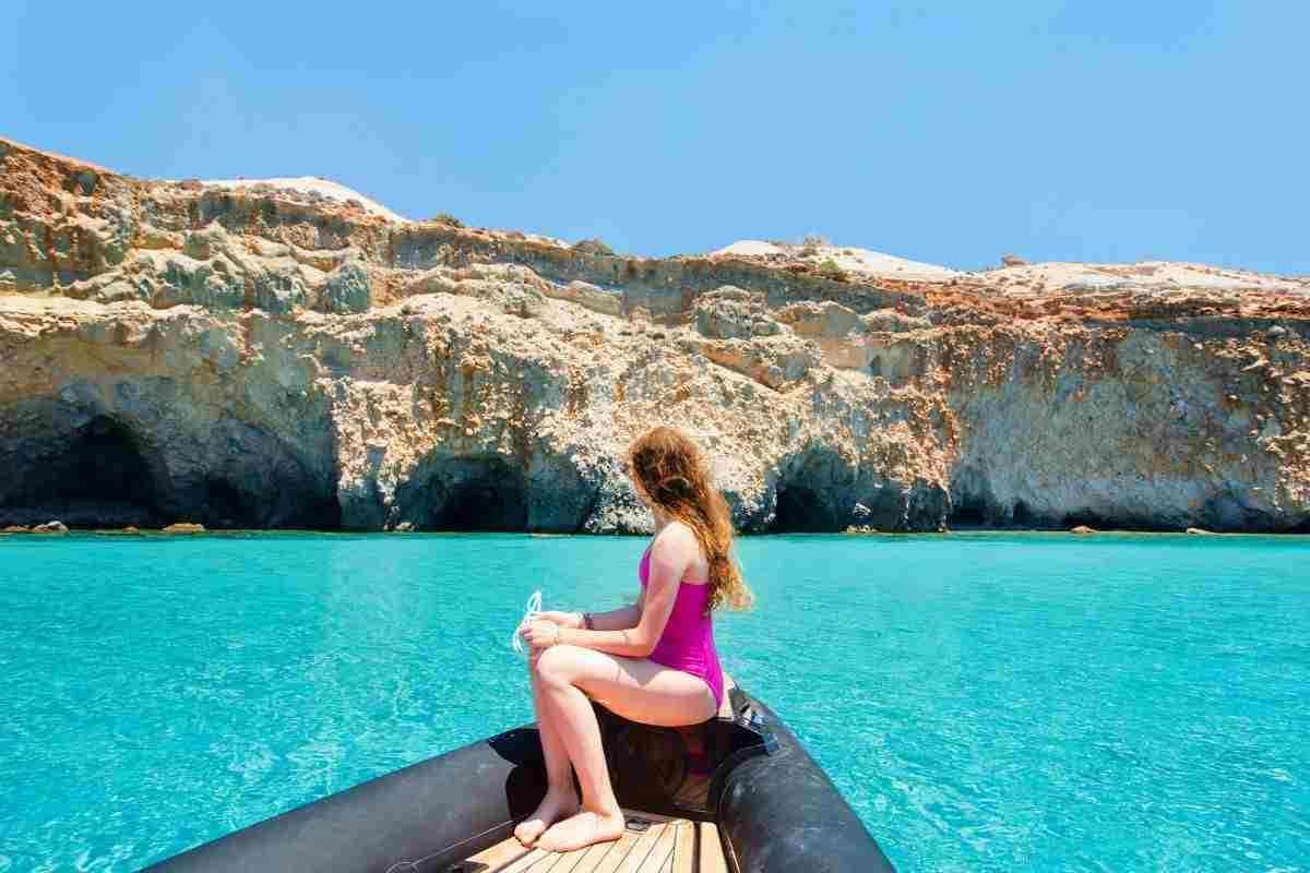 Ragazza in banca al centro del mare