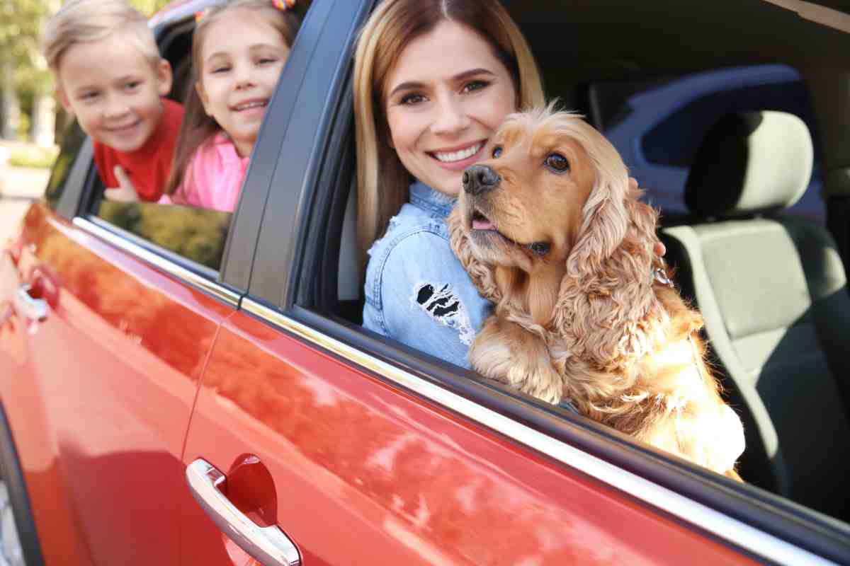 donna in partenza per le vacanza con cane e bambini