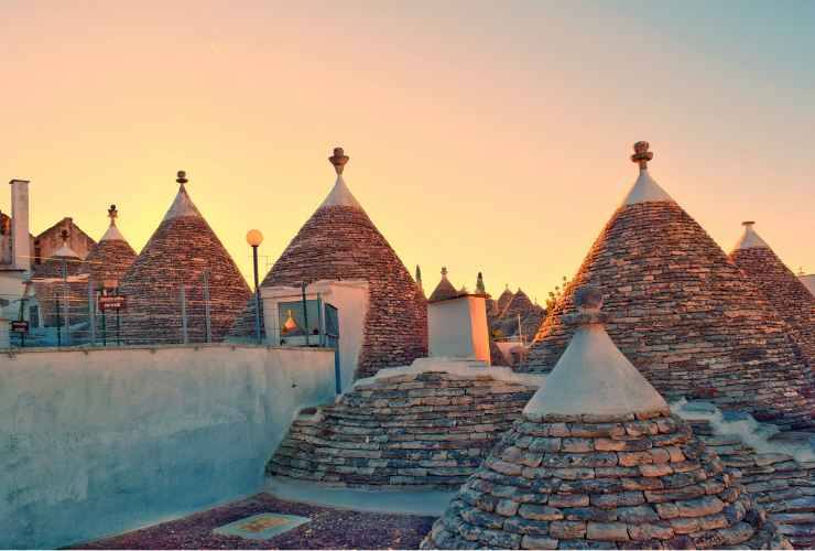 trulli alberobello al tramonto