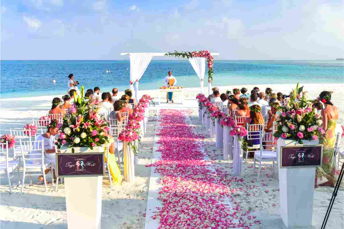 Matrimonio in spiaggia, come deve vestirsi un testimone