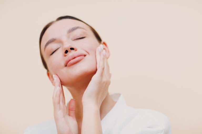 Per una perfetta beauty routine pratica il face yoga pochi semplici