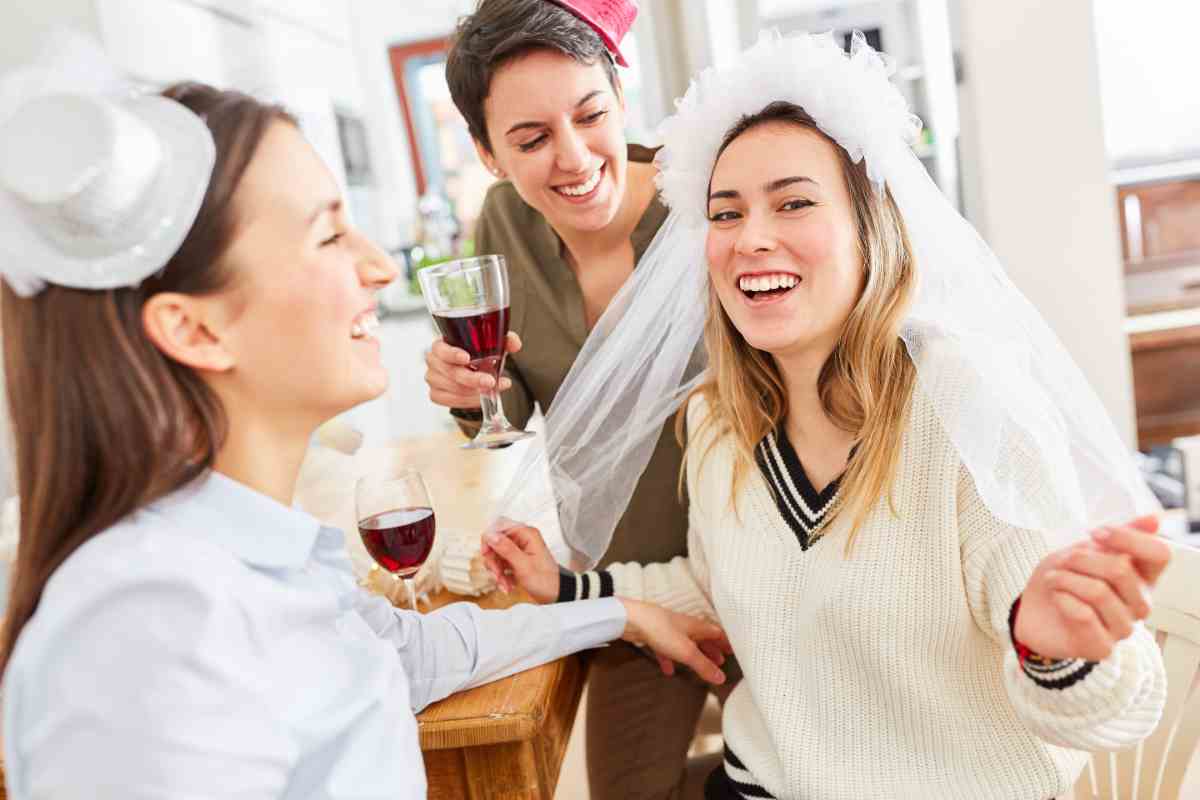 amiche che festeggiano addio al nubilato