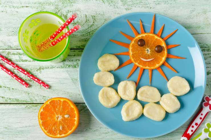 Piatto con frutta e disegno del sole
