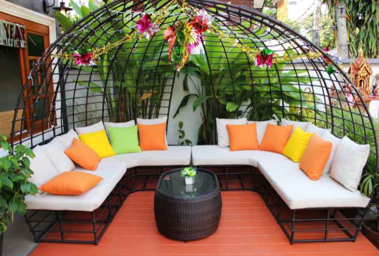 divano da giardino con cuscino colorati