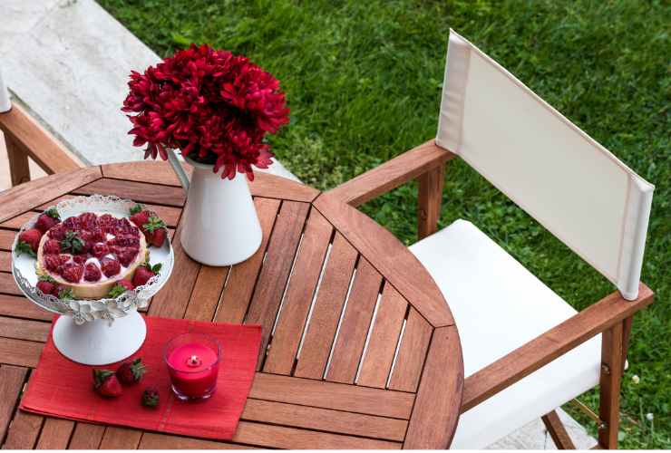 tavolo da giardino con fiori e candela