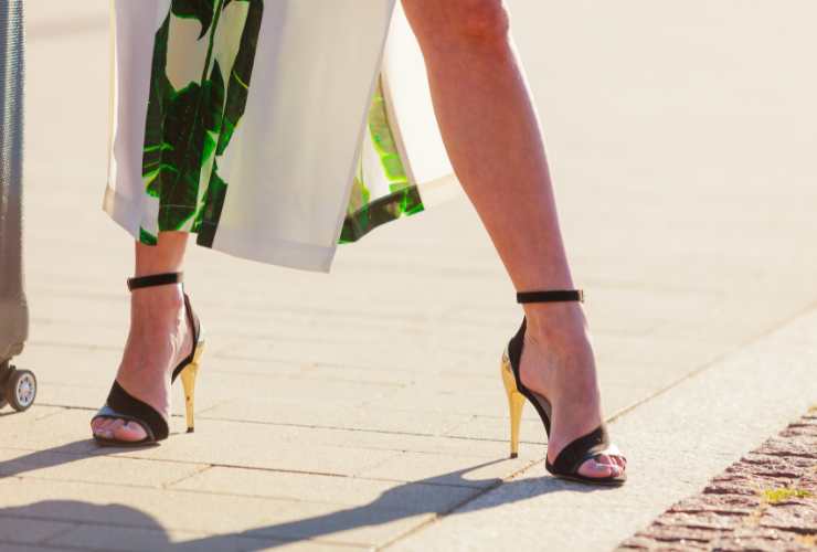 gambe di donna con sandali a tacco alto