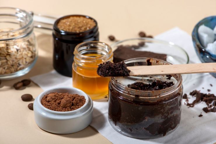 Cioccolato miele ed altri ingredienti per lo scrub