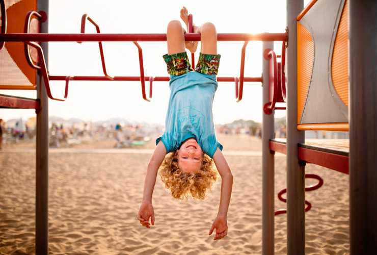 bambino che gioca in spiaggia