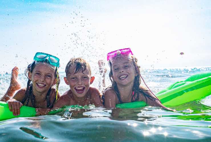 bambini sul materassino al mare