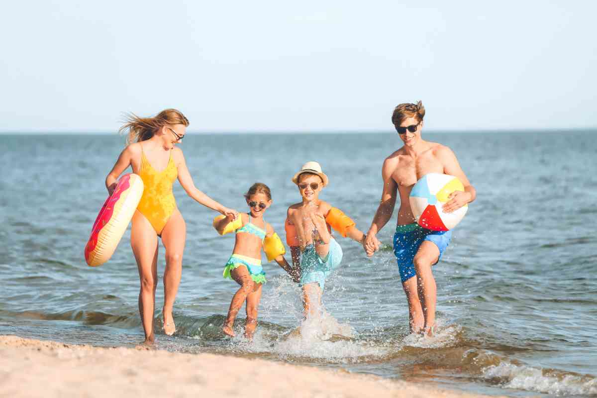 famiglia al mare con i bambini