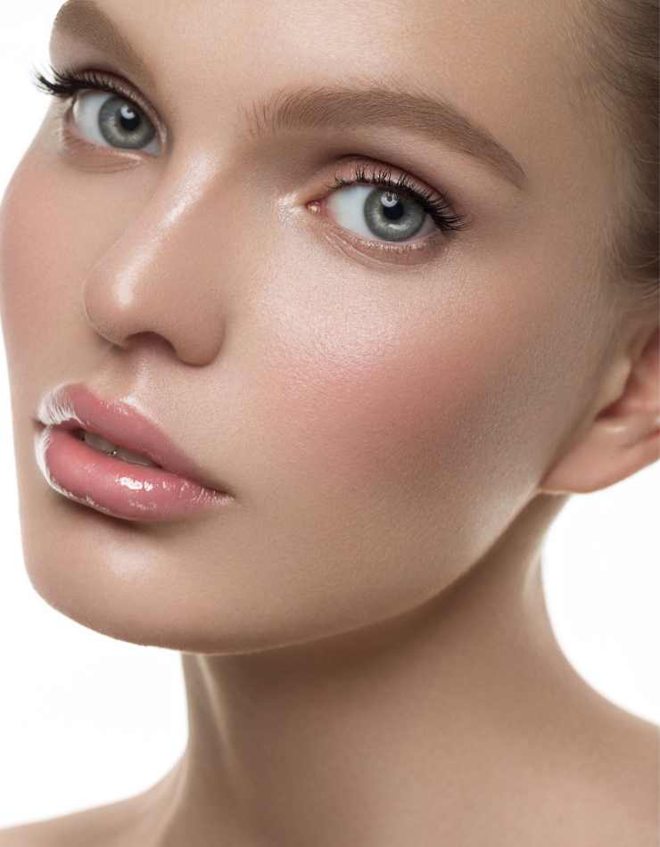 modella con trucco naturale glazed blush