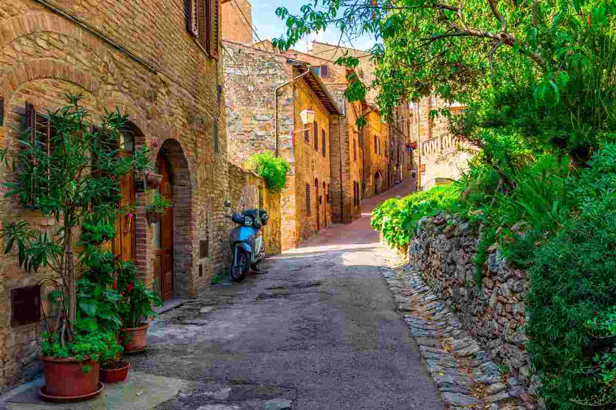 strade borgo antico con motorino azzurro