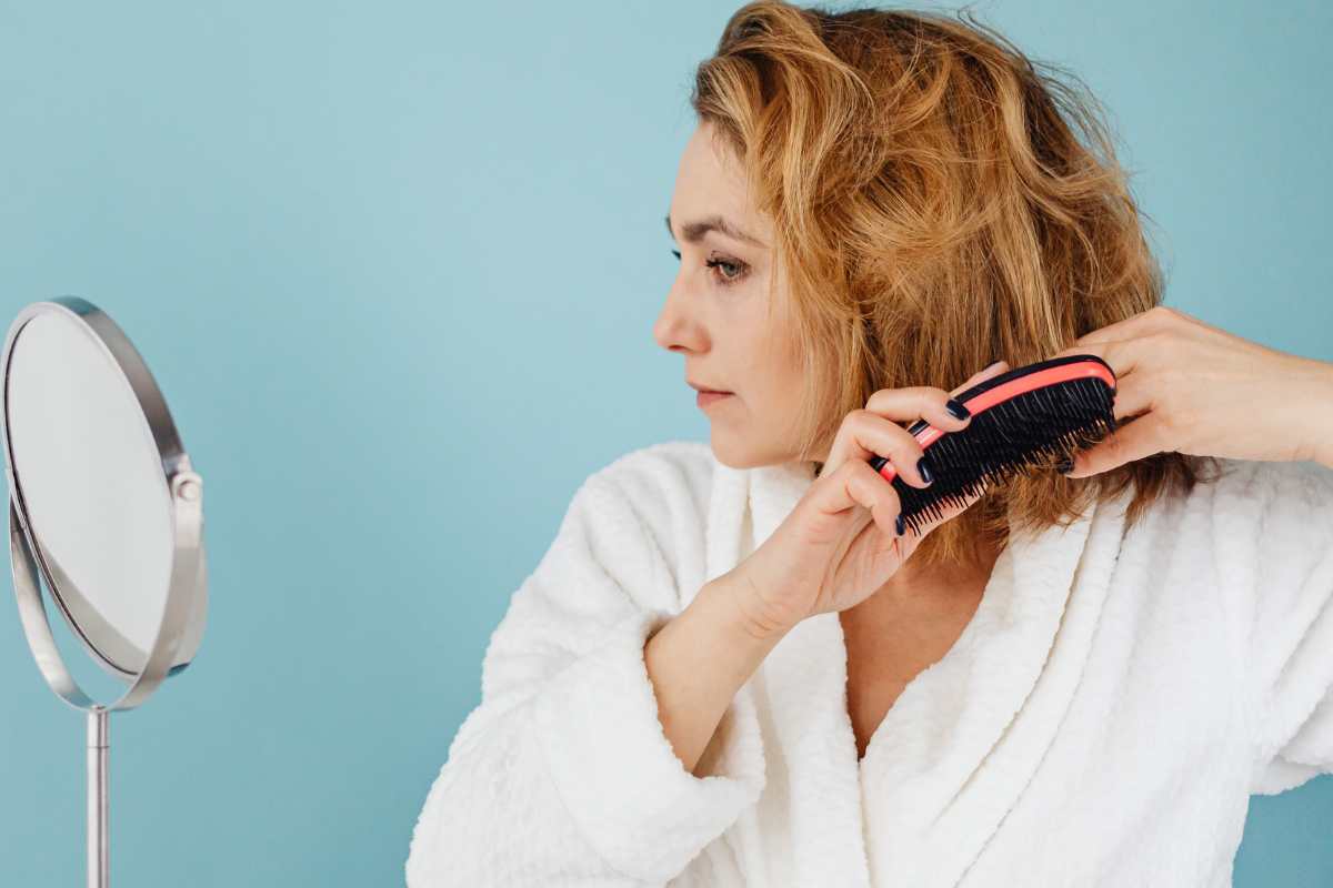 donna spazzola capelli