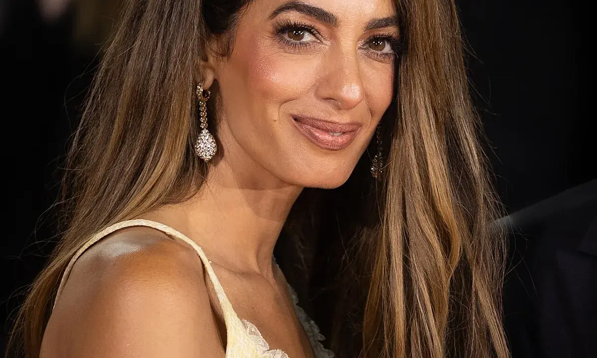 Amal Clooney a Venezia 2026: due volti dello stile tra eleganza nera e disco glam