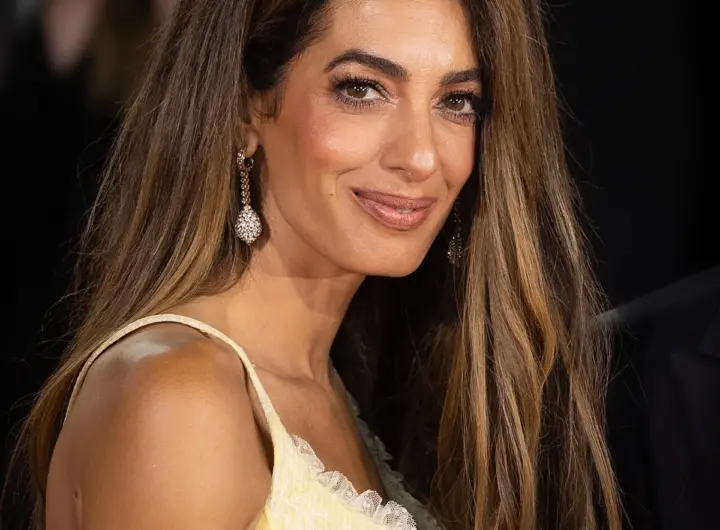 Amal Clooney a Venezia 2026: due volti dello stile tra eleganza nera e disco glam