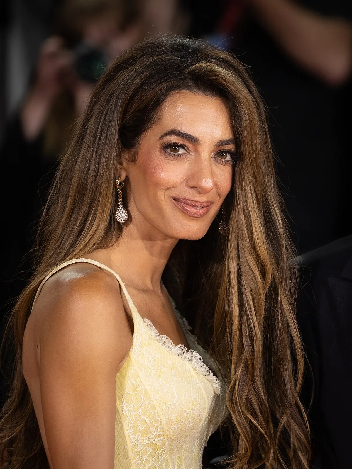 Amal Clooney a Venezia 2026: due volti dello stile tra eleganza nera e disco glam (2)