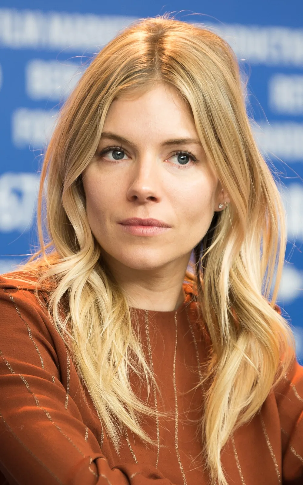 Sienna Miller e la borsa Chloé Paddington: quando l'icona boho degli anni 2000 ritorna con la generazione successiva (2)