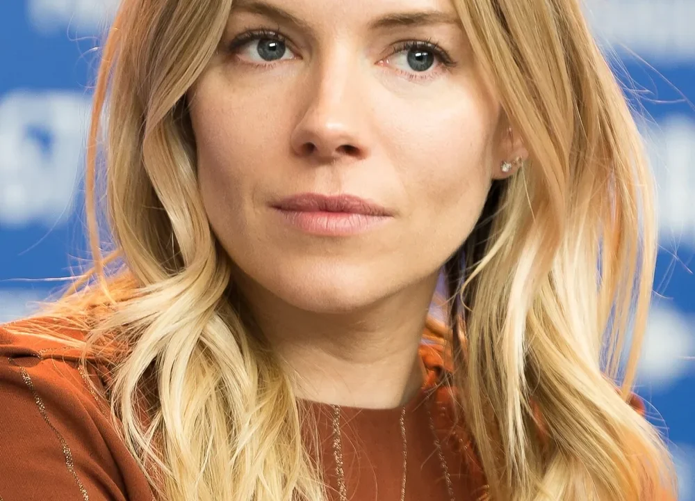 Sienna Miller e la borsa Chloé Paddington: quando l'icona boho degli anni 2000 ritorna con la generazione successiva