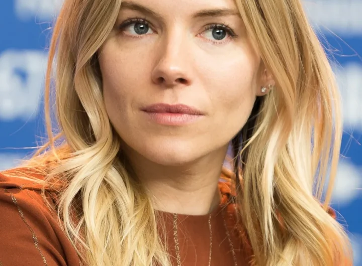 Sienna Miller e la borsa Chloé Paddington: quando l'icona boho degli anni 2000 ritorna con la generazione successiva