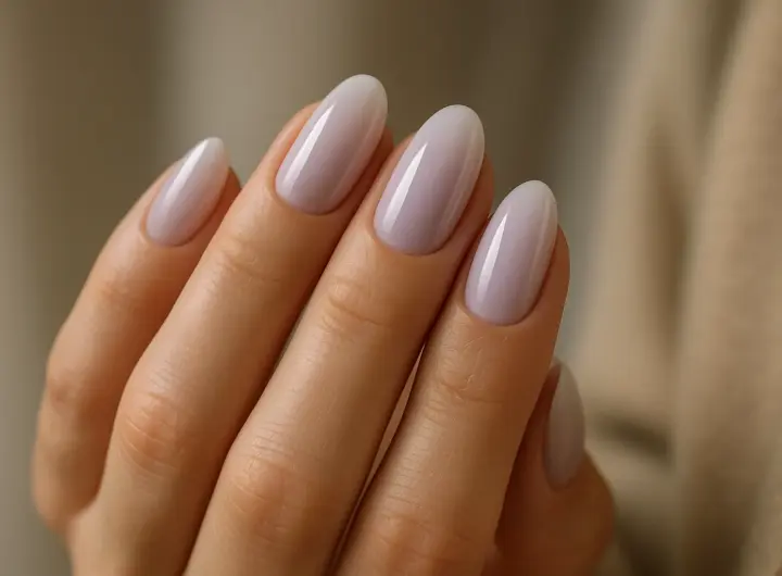 Milky lavender nails: la manicure soft dell'autunno 2026