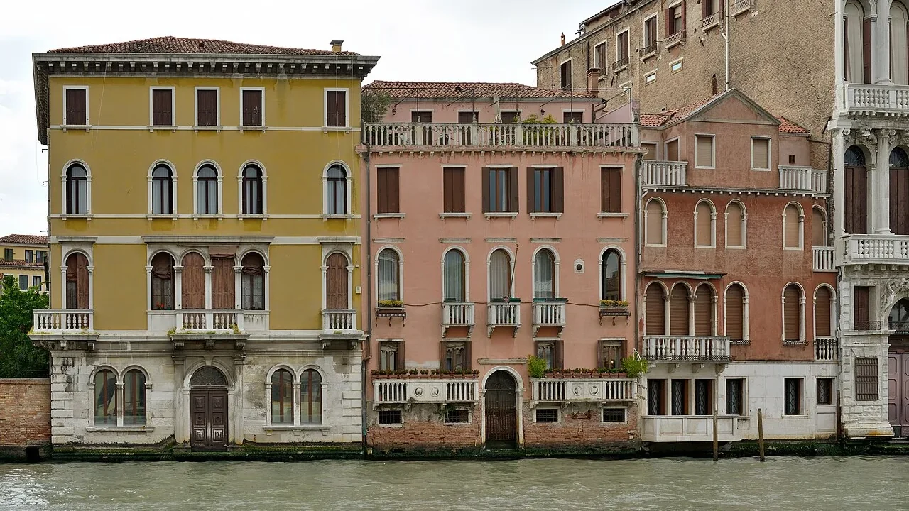 Appartamento Milano Porta Venezia progettato intorno a una palma: marmi e boiserie
