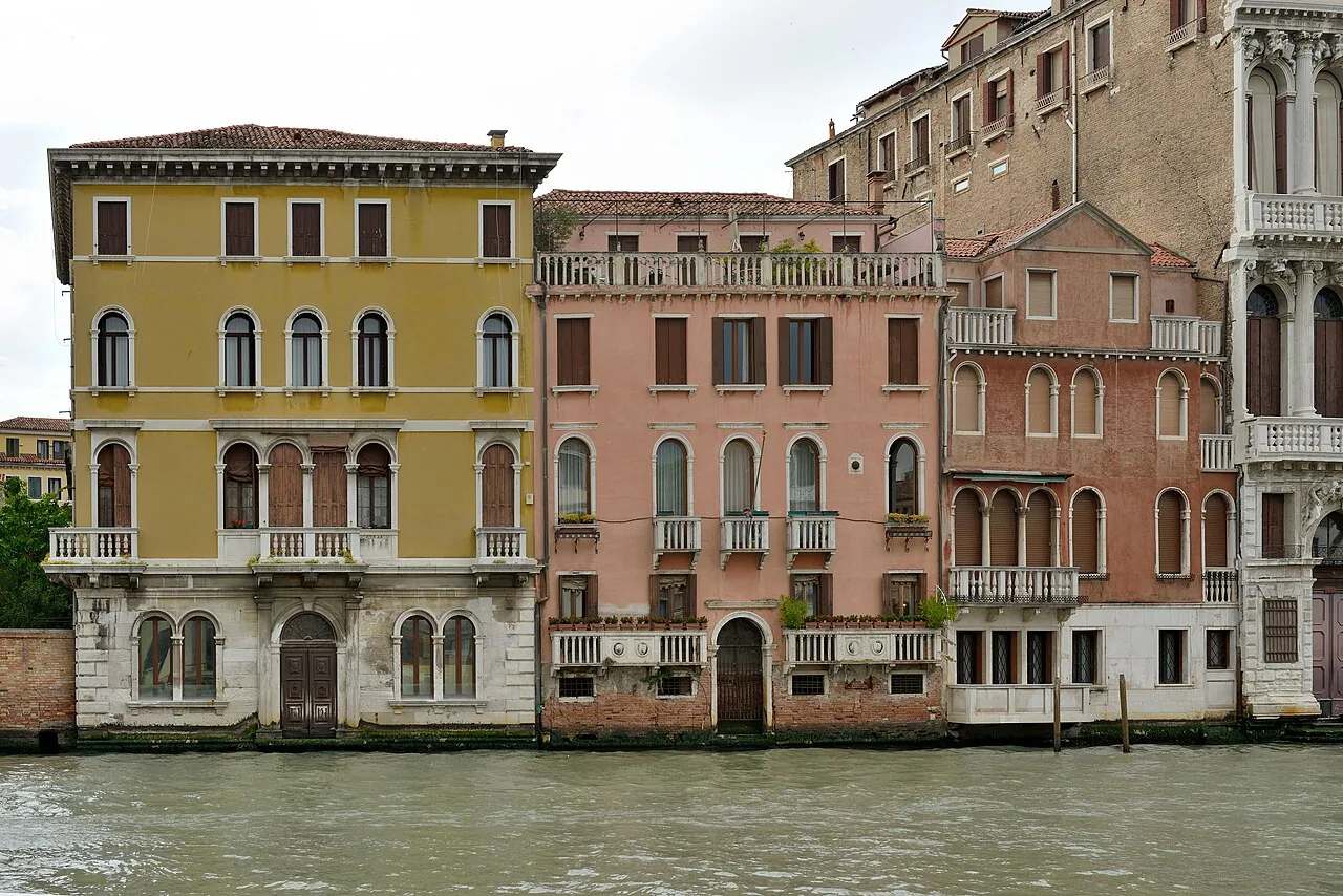 Appartamento Milano Porta Venezia progettato intorno a una palma: marmi e boiserie