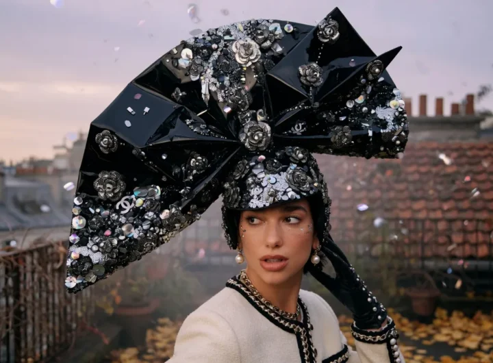 Dua Lipa in Chanel Couture al WSJ Magazine Innovator Awards: il cappello statement diventa tendenza