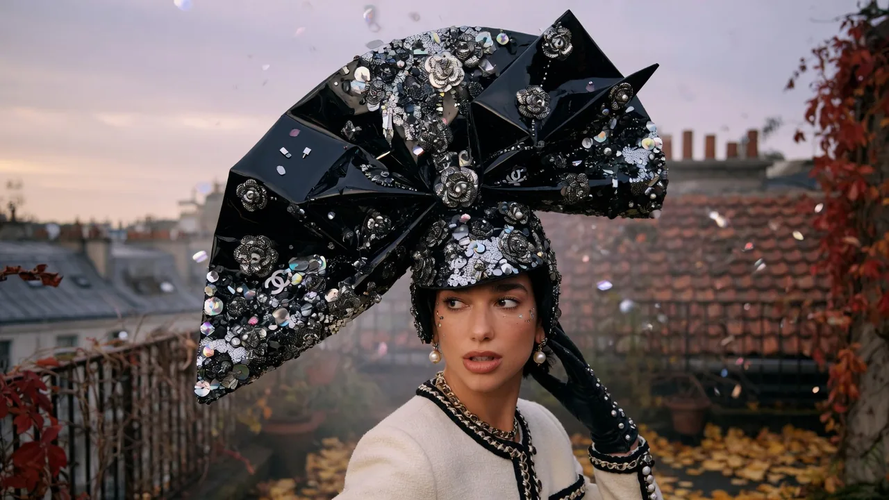 Dua Lipa in Chanel Couture al WSJ Magazine Innovator Awards: il cappello statement diventa tendenza
